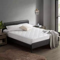 Protège-matelas moderne en nylon blanc à poches profondes pour un sommeil confortable