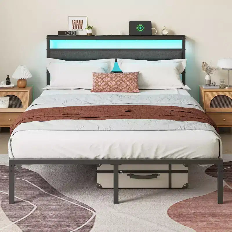 Cadre de lit plateforme en métal noir avec tête de lit de rangement, lumière LED et recharge intégrée
