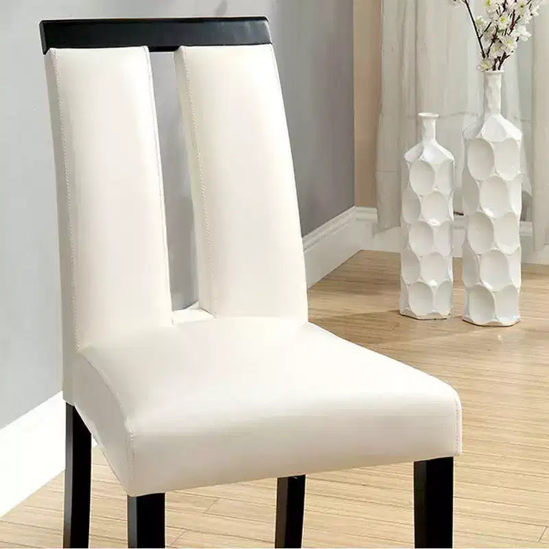 Chaise d'appoint contemporaine avec mousse de Calif. blanche, finition noire